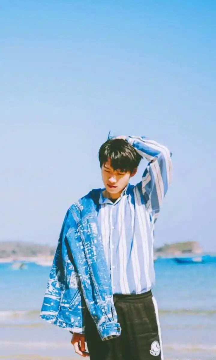 魏大勋,海边少年,认真起来颜值可不是闹着玩的.