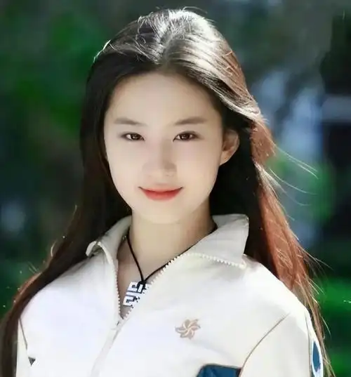 有的是因为人格魅力而出名,而刘亦菲则是三者兼具的明星,她不仅长相