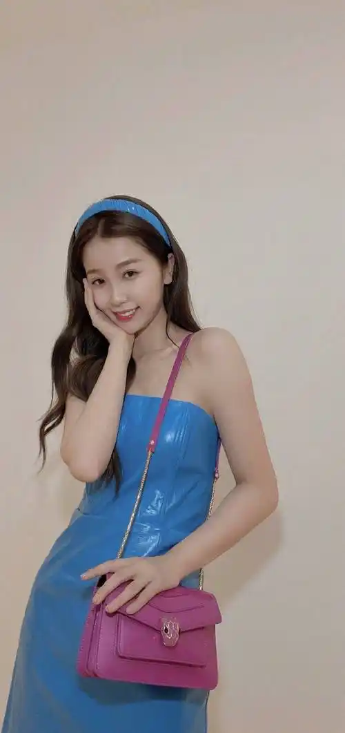 虞书欣写真身穿蓝色抹胸皮裙,大秀白皙的香肩和胳膊-爱读书