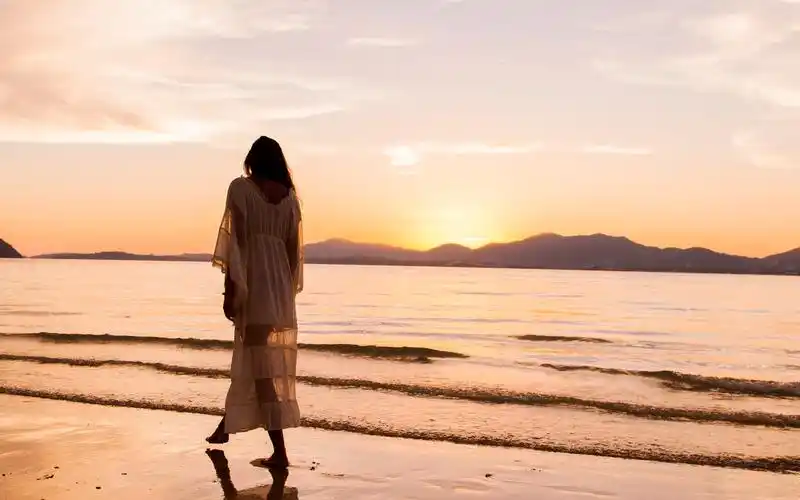 一个人在海边上漫步的图片