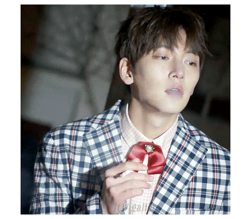 而且很多粉丝都知道池昌旭有抽烟的习惯,他也从来没有给自己标榜不