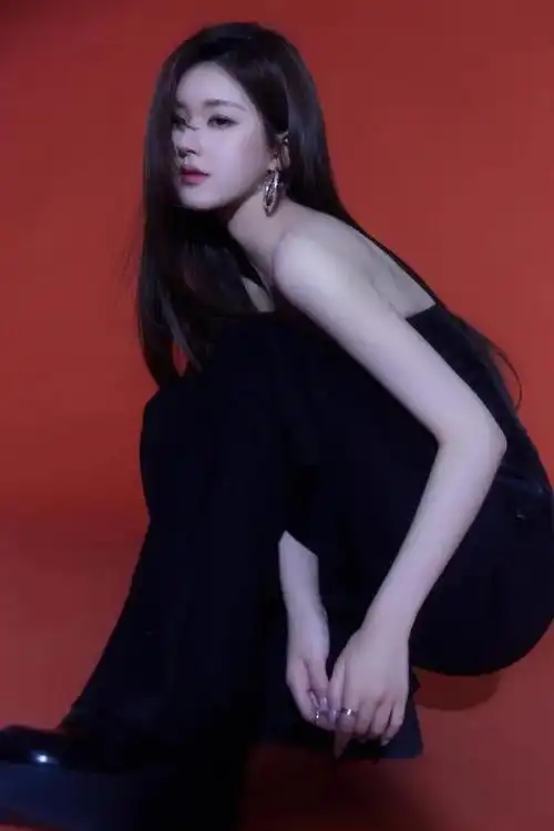 赵露思黑长直写真好飒好美