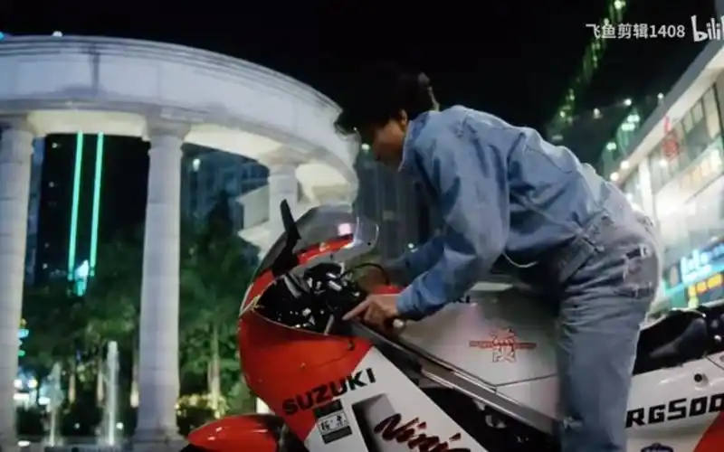 刘德华重现电影骑摩托车的场面,仿佛又回到了90年代《天若有情》,如果