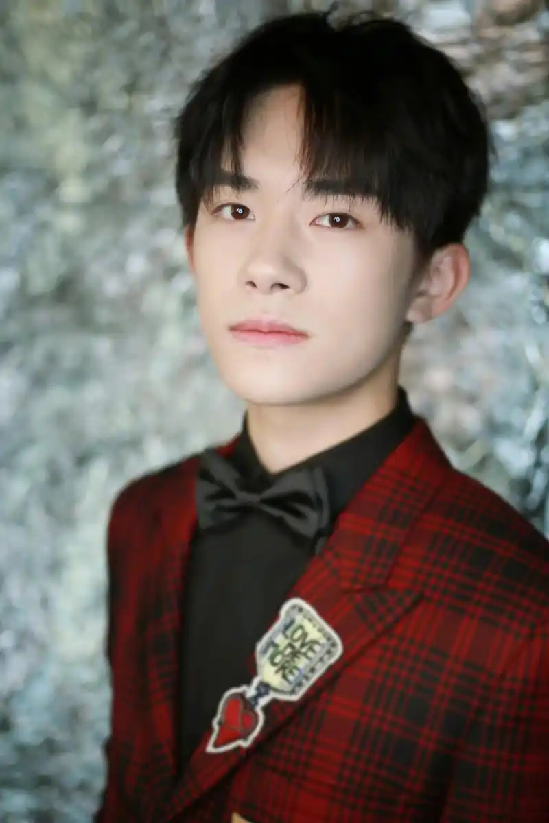 易烊千玺身穿红色格子西装亮相红毯,外套上的各式"徽章"装饰时尚又