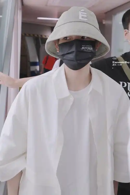 王源超话#王源客厅狂欢巡演#白衬衫96@tfboys-王源