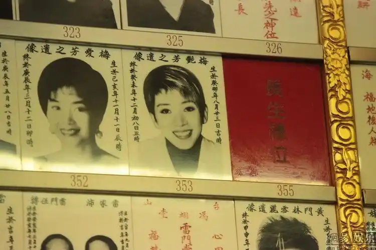 梅艳芳逝世十周年 歌迷在灵位前拜祭悼念