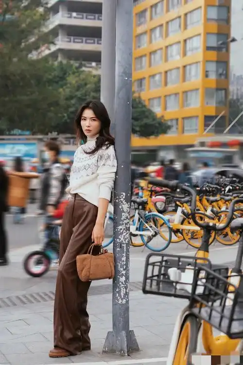 刘涛晒街拍照,白色针织衫搭配皮裤,温婉大气,优雅知性.