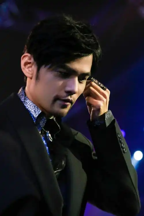 网友分享2012年9月在北京拍摄的周杰伦活动照片,真的太帅了!