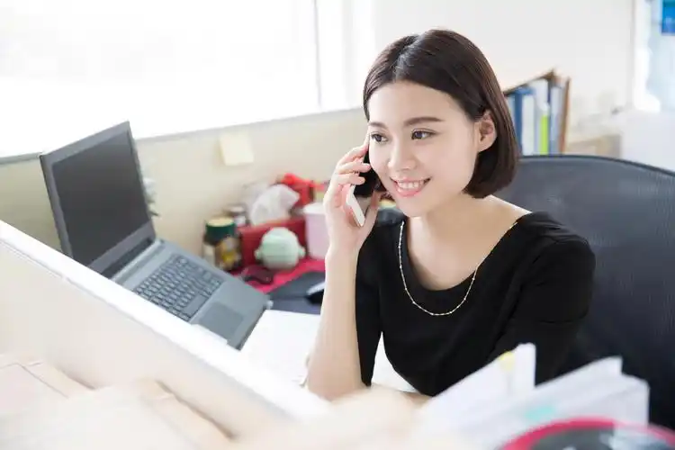 年轻漂亮的女孩坐在办公室里开始了她的工作