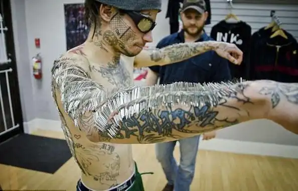 男子纹身打破世界纪录 身上插4550根针