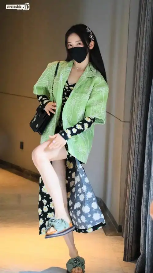 调皮的绿衣杨超越还露了个大腿9p