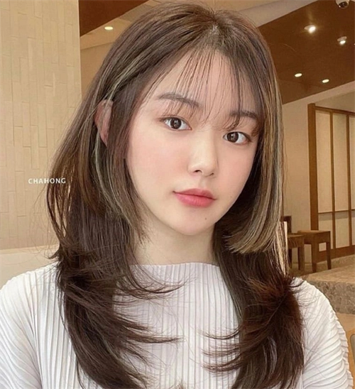 层次c卷与公主切刘海的组合,大脸圆脸方脸都能变小脸,好看不挑脸型.