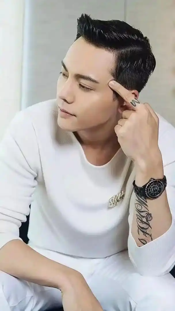 陈伟霆.生活是我们自己的`,私底下我也不喜欢解释太多,明白你 - 抖音