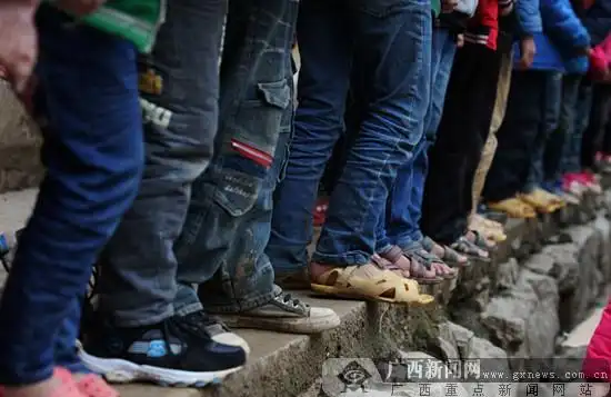 寒冬腊月,学生们多数还是穿着凉鞋上学.广西新闻网记者覃文书 摄