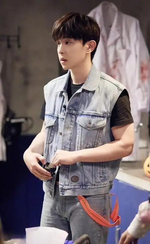 邓伦穿搭太酷了,穿蓝色衬衫配白色工装背带裤,个性又显魅力 - 邓伦是