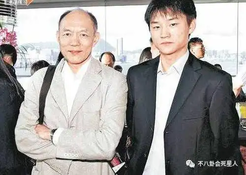 但霍启中的低调跟霍启文不一样,他不像兄弟们那样听家里安排接手家族