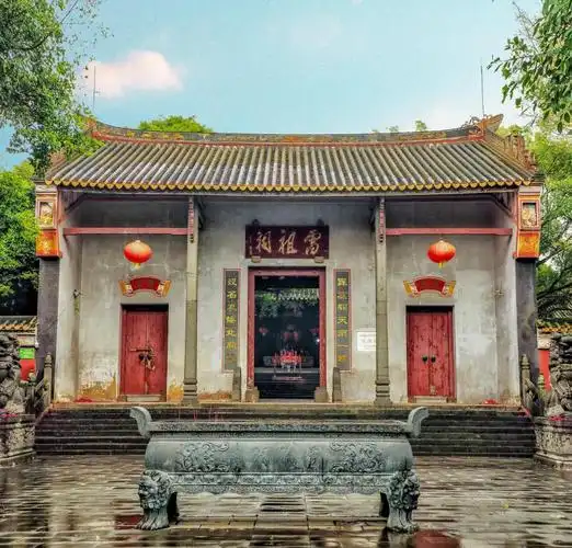 雷祖祠 公元642年为纪念唐代雷州刺史陈文玉而建.