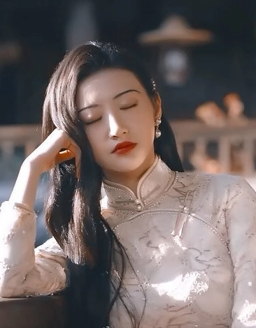 在剧中扮演司藤的景甜是个爱穿旗袍的"藤精",身穿旗袍的景甜尽显妙曼