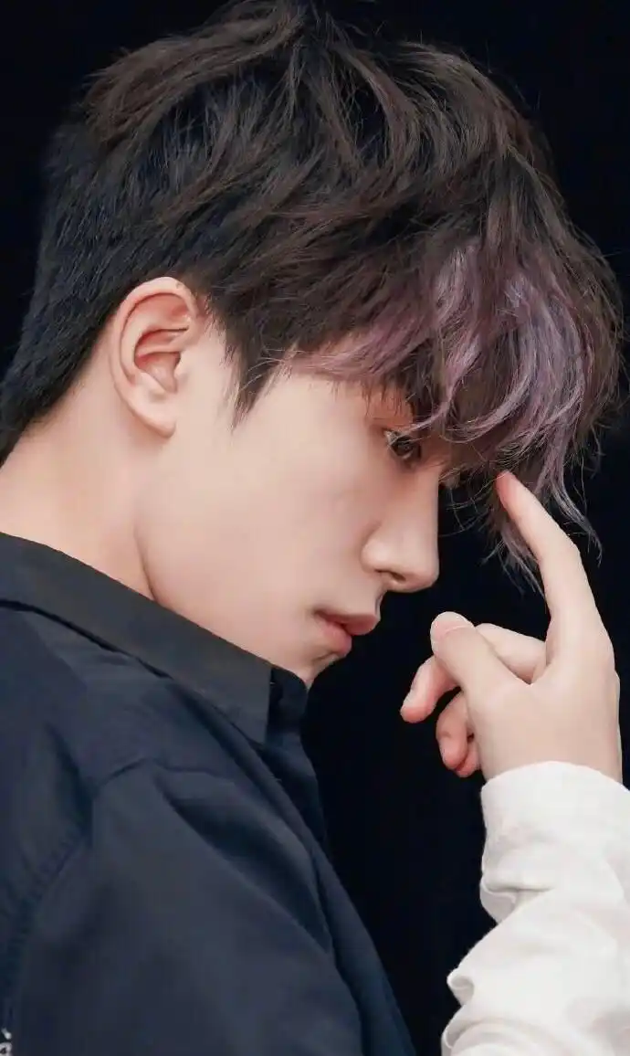 易烊千玺粉色刘海迎接情人节,化身女生的理想型 ?