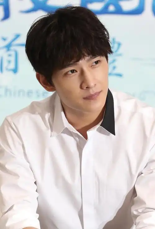 在中国内地影视圈中,一位年轻而充满活力的男演员正逐渐崭露头角,他就