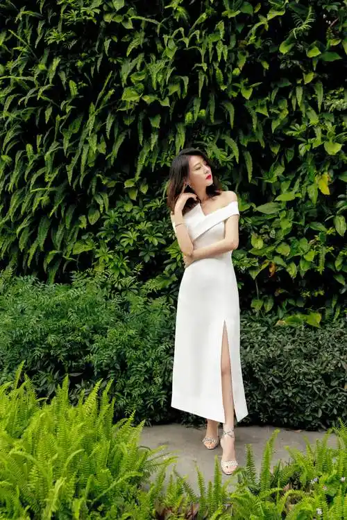 下半身看起来也纤细不少,分分钟彰显出超模的气场,女明星状态真的好绝