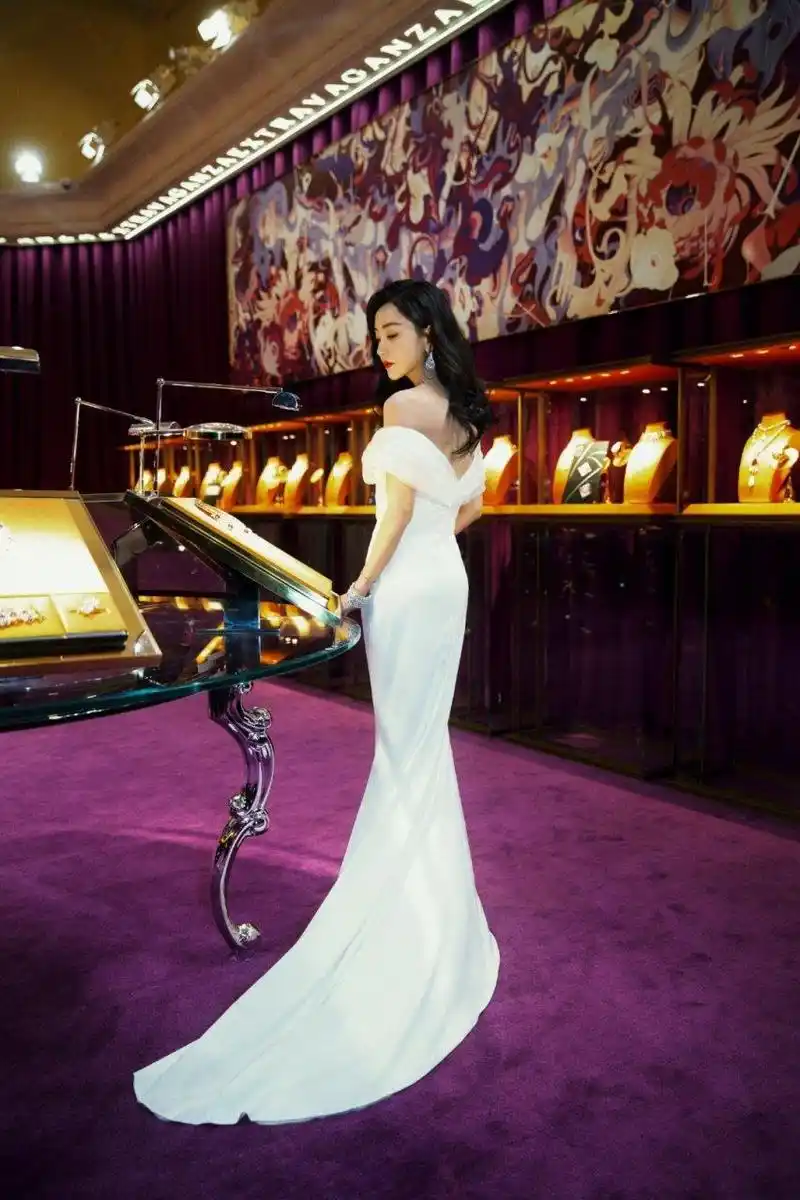 杨蓉一袭白衣礼服,很是性感