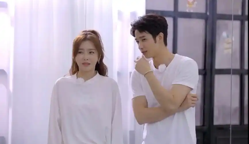 秦岚刘以豪相约凌晨4点看日出