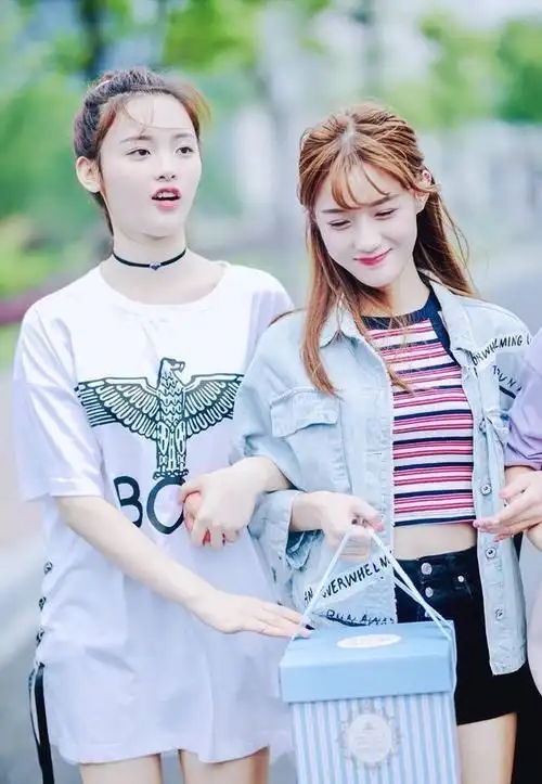 杨超越与陈意涵的友谊要从100块的袜子和20元的t恤说起