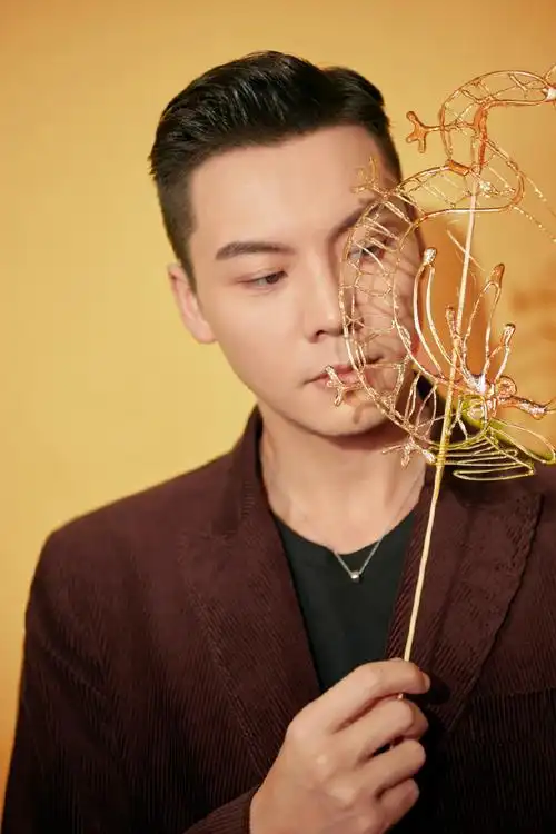 陈伟霆的糖画是从王府井买的##陈伟霆拿非遗龙糖画拍照