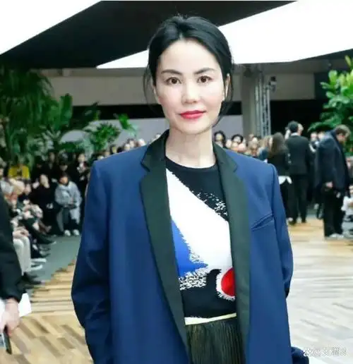 54岁王菲近照曝光脖子纹路好深老人相凸显穿649元裤子惹眼