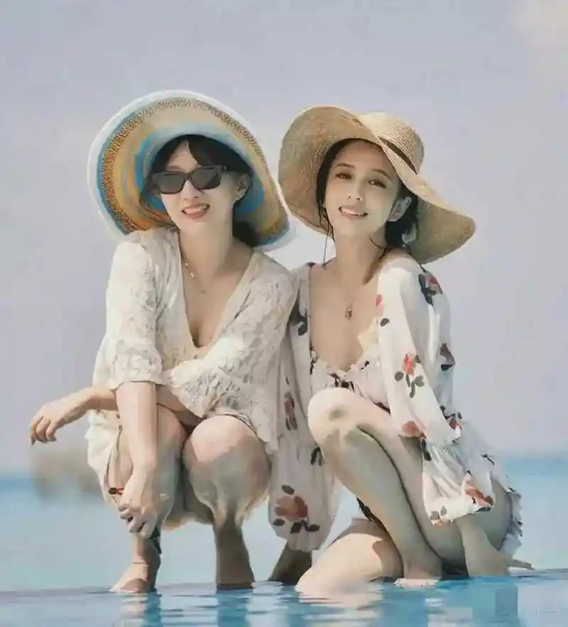 亚洲性感明星生图大赏# 佟丽娅和闺蜜海边玩浪