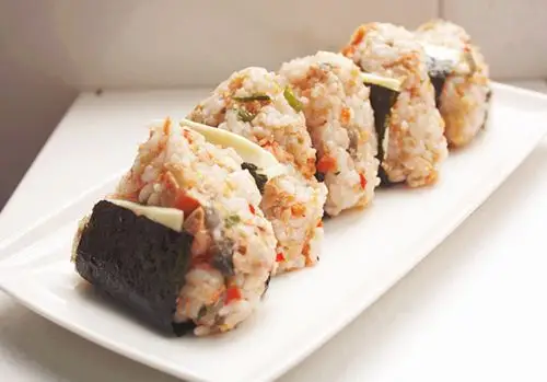 三文鱼饭团~~还加了芝士 唉~你说说 我这手艺