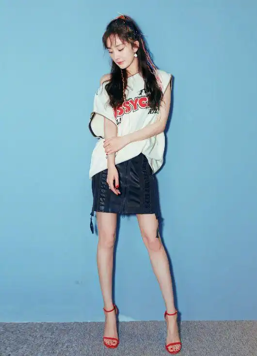 时尚/ 程潇的"铁刘海",杨幂的少女腿,董洁才是活久见!