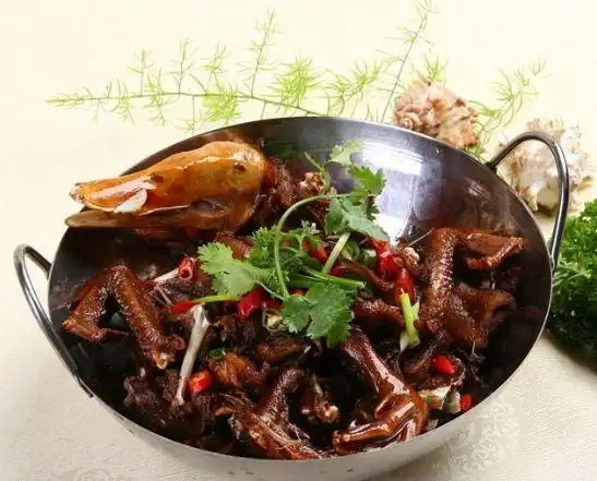 干锅菜品也是湘菜厨师首创,直到今天湘菜干锅菜品在湘菜菜谱中还占有