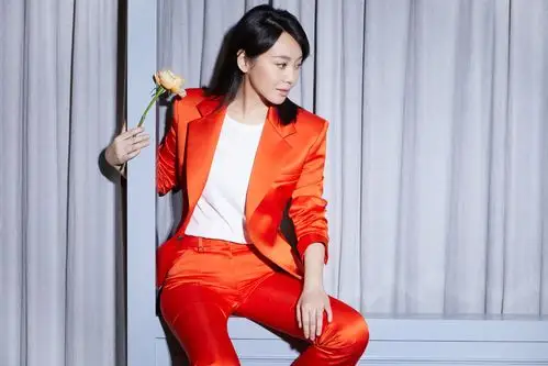 闫妮身穿橘色西装,格外耀眼,气场不输当年!