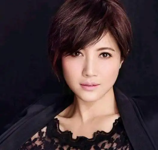 了演员颜丙燕,说实话,在剧中,她就是一个底层的穷酸的中年妇女形象,看