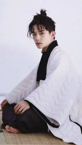 易烊千玺 古风 杂志图