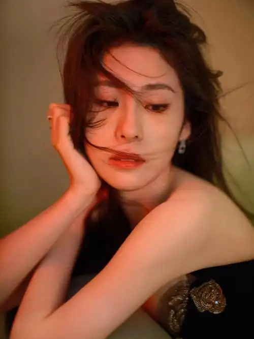 张碧晨超话78#微博视界大会#清冷极致黑色格调,玫瑰萦绕勾勒浪漫,乐