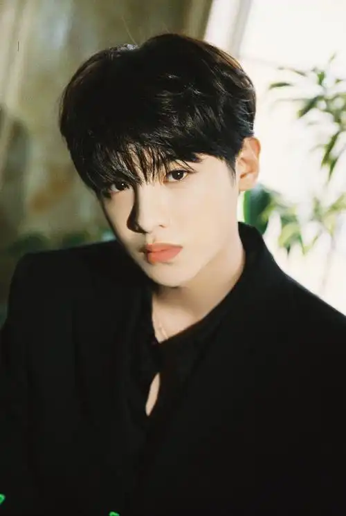 黄明昊黑色西装又酷又拽,氛围感十足呀!