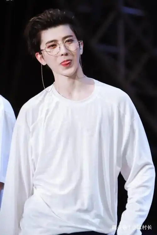 蔡徐坤的寸头造型估计只有铁粉才见过这么硬汉的蔡徐坤吧