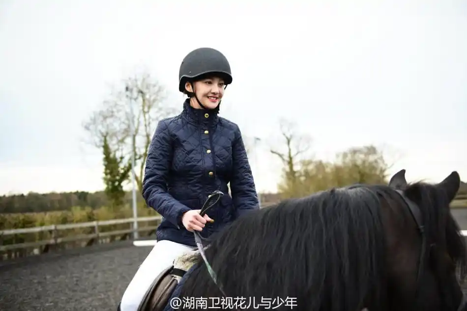 郑爽骑马装女神范儿十足_高清图集_新浪网