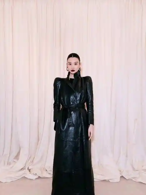 当她的大表姐刘雯还在走秀的时候,奚梦瑶已经开始了她的女子生活.