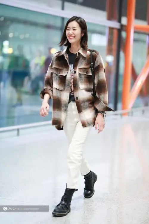 街拍刘雯印花tee格纹衬衫白色牛仔裤马丁靴黑色手袋简约酷帅