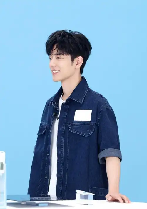 肖战安热沙品牌代言人##肖战##肖战直播##肖战纯白低v衬衫