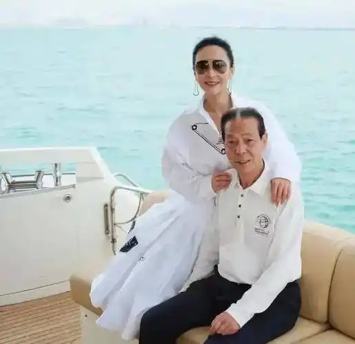 苗圃与罗晋传出绯闻转身嫁入豪门如今退圈拥有阿里76亿股份