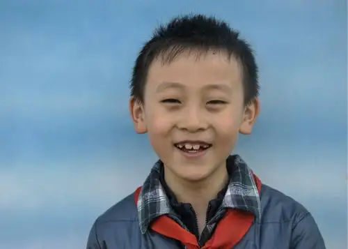 这是小学时候你们学校给你照的笑脸大头照.