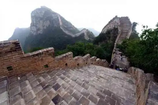 箭扣长城最险的鹰飞倒仰和天梯段修缮完成.刘江洋摄