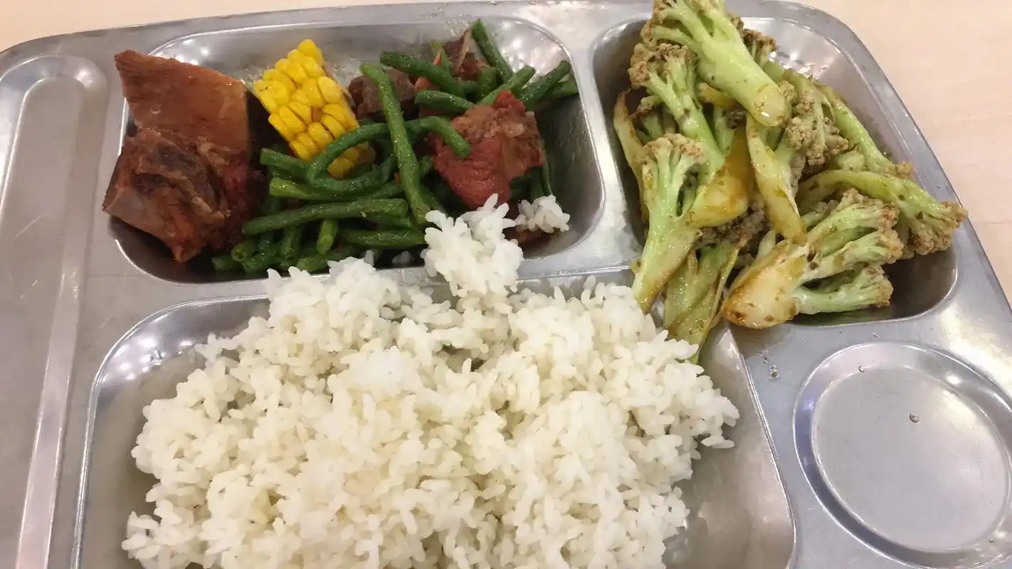 大学食堂的饭菜摄于2018.翻相册才意识到,原来这些照片已经 - 抖音