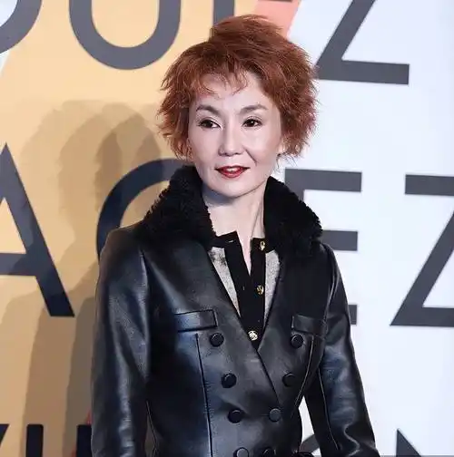 原创59岁张曼玉罕见露面全素颜被路人抓拍憔悴不堪瘦得撑不起衣服