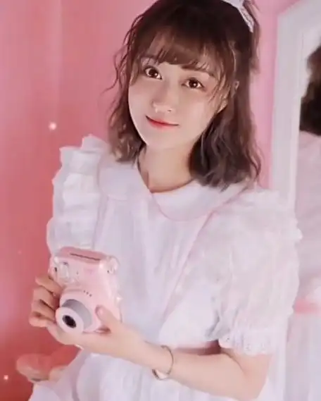 小时候的孙侨潞古灵精怪,大眼睛尖下巴,和妈妈长得很像,而且面对一点